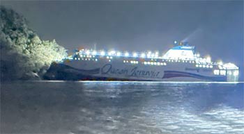 ▲19日午後、全羅南道新安郡の足島で、乗客約260人を乗せた旅客船が座礁した。写真提供＝木浦海洋警察署