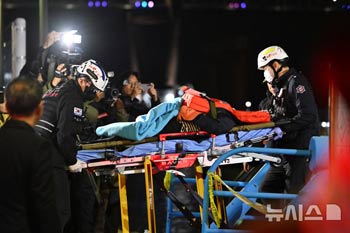 座礁した旅客船「クイーン・ジェヌビア2号」から救助された乗客　／全羅南道