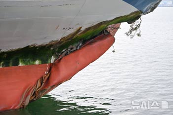 「座礁」クイーン・ジェヌビア2号　損傷の跡くっきり　／全羅南道