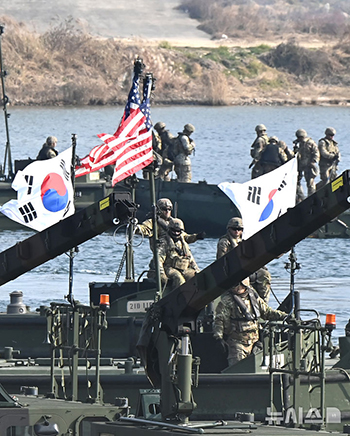 南漢江で実施された韓米連合渡河訓練