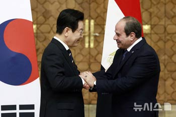 握手する韓国とエジプトの大統領　／エジプト
