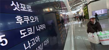 ▲仁川国際空港第1ターミナル出国ゲートのフライトボード。日本の各地に向かう便名が並んでいる。19日午後撮影。／コ・ウンホ記者