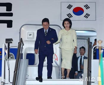 李在明大統領夫妻、G20出席のため南アフリカ到着
