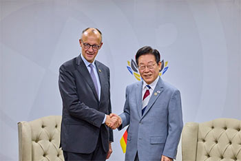 ▲南アフリカ共和国のヨハネスブルクで首脳会談前に握手する李在明（イ・ジェミョン）大統領とドイツのメルツ首相。22日撮影。／聯合ニュース