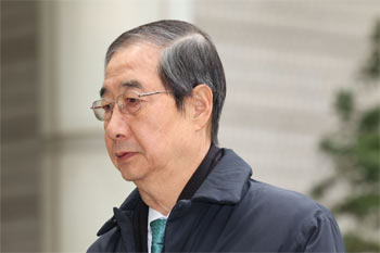 ▲24日午前、ソウル市瑞草区のソウル中央地裁で開かれた内乱ほう助・偽証等事件関連の第11回公判に出廷する韓悳洙・前首相の様子。／写真＝NEWSIS