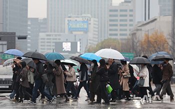 黄砂混じりの雨が降る朝　／ソウル