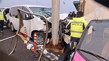 ▲済州警察庁と道路交通公団、国立科学捜査研究所済州分院などが25日午前、済州市牛島天津港の乗合自動車突進事故現場で合同鑑識を行っているところ。／写真＝NEWSIS