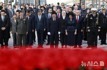 韓国戦争参戦記念塔で黙とうする李在明大統領夫妻　／トルコ