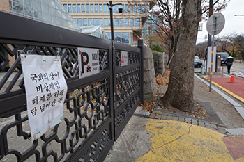 ▲ソウル汝矣島の国会鉄柵に設置された「禹元植（ウ・ウォンシク）国会議長が非常戒厳令解除のために乗り越えた現場」と書かれた案内。戒厳令から1年を迎え、国会は複数のイベントに少なくとも4億3100万ウォン（約4580万円）以上の予算をつけたという。／ナム・ガンホ記者
