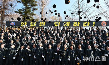 黒ベレーを投げ上げる特戦副士官