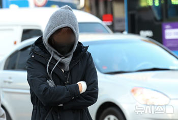 朝の気温がマイナスに…寒さで縮こまって出勤　／ソウル