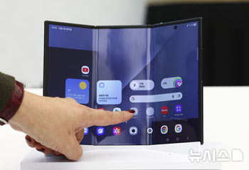 3段折り畳みスマホ「Galaxy Z TriFold」公開