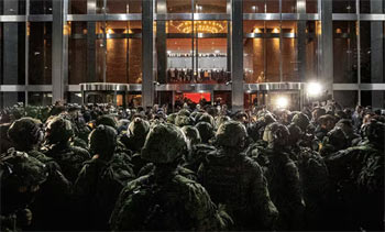 ▲戒厳軍が昨年12月4日未明、韓国国会本館正門前で、国会事務処職員や補佐陣などと対峙（たいじ）している様子。／写真＝キム・ジホ記者