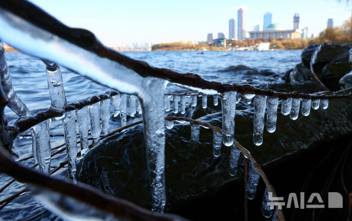 寒波が襲来したソウル…垂れ下がる「つらら」