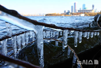 寒波が襲来したソウル…垂れ下がる「つらら」