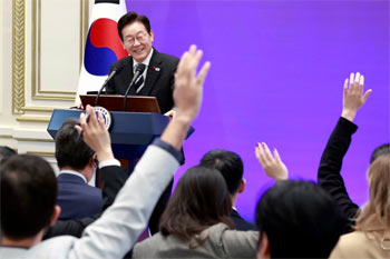 ▲青瓦台（韓国大統領府）迎賓館で外信各社との会見に臨んだ李在明（イ・ジェミョン）大統領。3日撮影。／NEWSIS