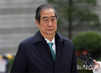 ▲「内乱ほう助」事件の結審公判に出席する韓悳洙・前首相／写真＝NEWSIS