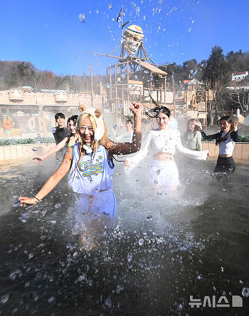 「カピバラと一緒に野外スパを楽しもう」