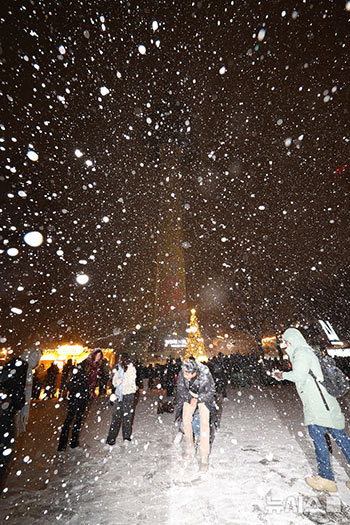 大雪注意報発令　ソウルに降りしきる雪