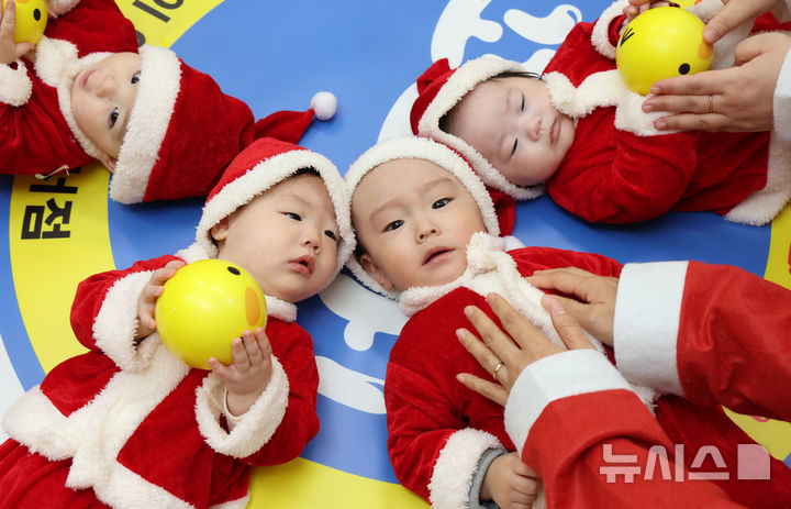 赤ちゃんサンタの楽しいひととき