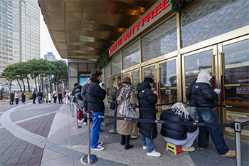 ▲ソウル市松坡区の百貨店に開店10分前に列をつくる韓国人と中国人の来店客／24日午前、チャン・リョンソン記者