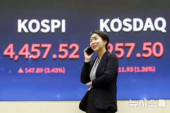 KOSPI、3.43％上昇の4457.52で取引終了…過去最高値