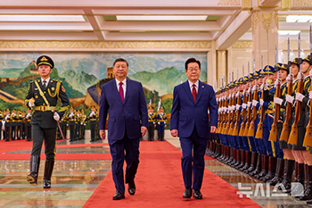 儀仗隊を査閲する李在明大統領と中国の習近平国家主席　／北京