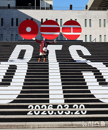 3月のカムバックを前に、世宗文化会館の階段に施された「BTS」のラッピング