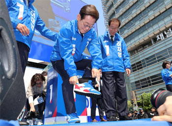 ▲韓国大統領選挙公式選挙運動開始日だった2025年5月12日、ソウル・光化門の清渓広場で行われた出陣式で、運動靴を履く李在明（イ・ジェミョン）共に民主党大統領候補＝当時＝。写真＝ナム・ガンホ記者