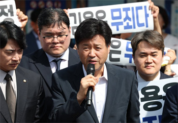 ▲政治資金法違反・特定犯罪加重処罰法違反（収賄）容疑で起訴された金湧・民主研究院副院長／写真＝ニュース1