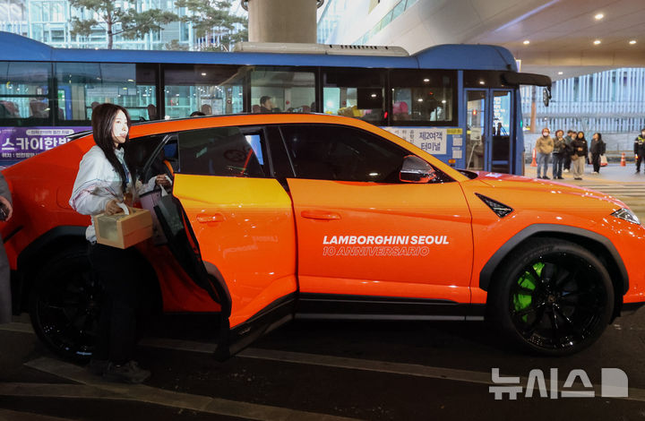 「金メダル2個獲得し帰国」キム・ギルリ　ランボルギーニに乗って自宅へ　ミラノ冬季五輪