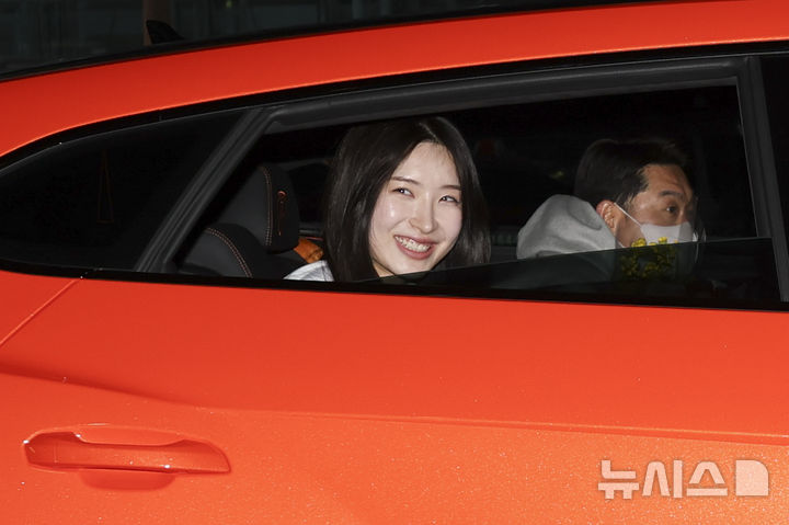 「金メダル2個獲得し帰国」キム・ギルリ　ランボルギーニに乗って自宅へ　ミラノ冬季五輪