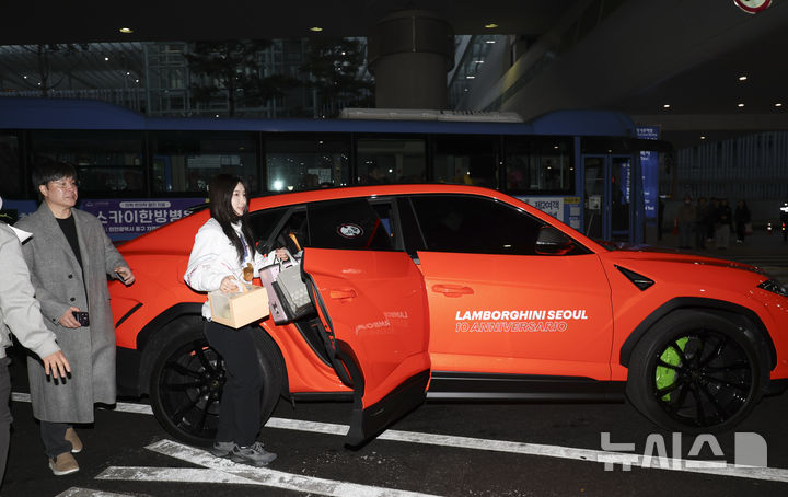 「金メダル2個獲得し帰国」キム・ギルリ　ランボルギーニに乗って自宅へ　ミラノ冬季五輪