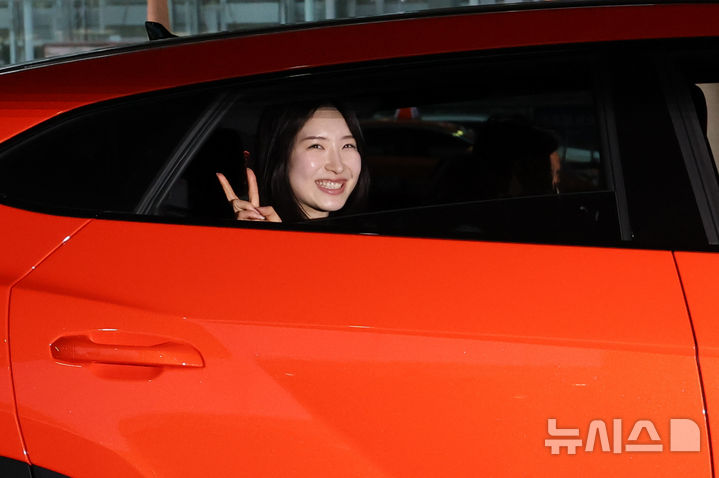 「金メダル2個獲得し帰国」キム・ギルリ　ランボルギーニに乗って自宅へ　ミラノ冬季五輪