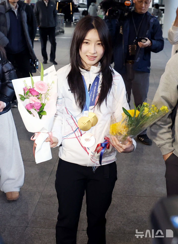 「金メダル2個獲得し帰国」キム・ギルリ　ランボルギーニに乗って自宅へ　ミラノ冬季五輪