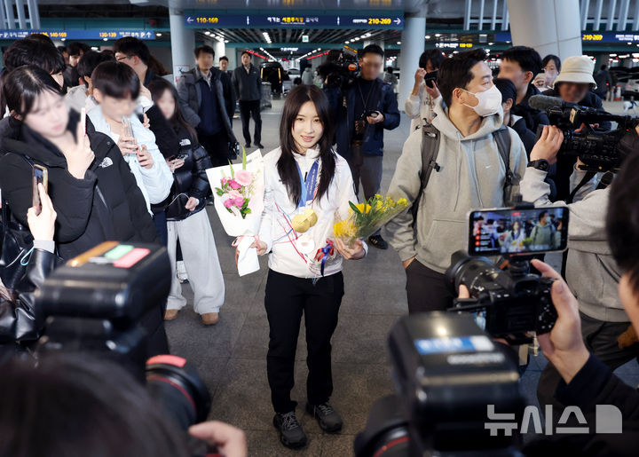 「金メダル2個獲得し帰国」キム・ギルリ　ランボルギーニに乗って自宅へ　ミラノ冬季五輪