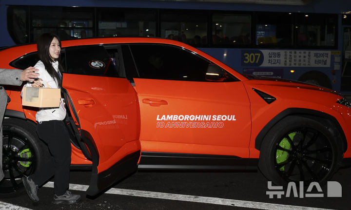 「金メダル2個獲得し帰国」キム・ギルリ　ランボルギーニに乗って自宅へ　ミラノ冬季五輪