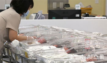 韓国の合計特殊出生率、4年ぶりに0.8台回復