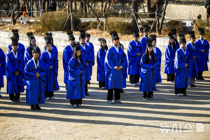 「告由礼」に臨んだ成均館大学の新入生たち　／ソウル