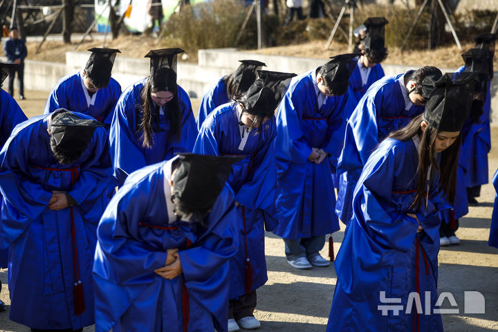 「告由礼」に臨んだ成均館大学の新入生たち　／ソウル