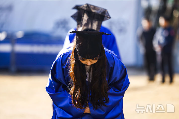 「告由礼」に臨んだ成均館大学の新入生たち　／ソウル