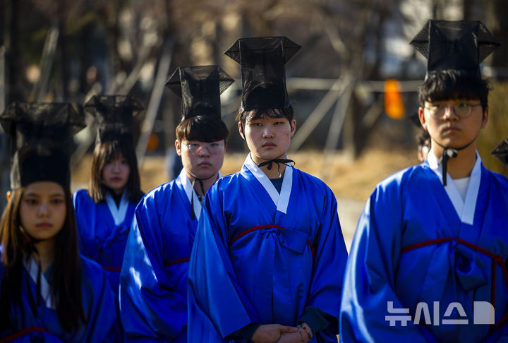 「告由礼」に臨んだ成均館大学の新入生たち　／ソウル