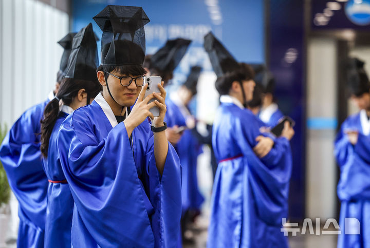 「告由礼」に臨んだ成均館大学の新入生たち　／ソウル