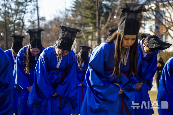 「告由礼」に臨んだ成均館大学の新入生たち　／ソウル