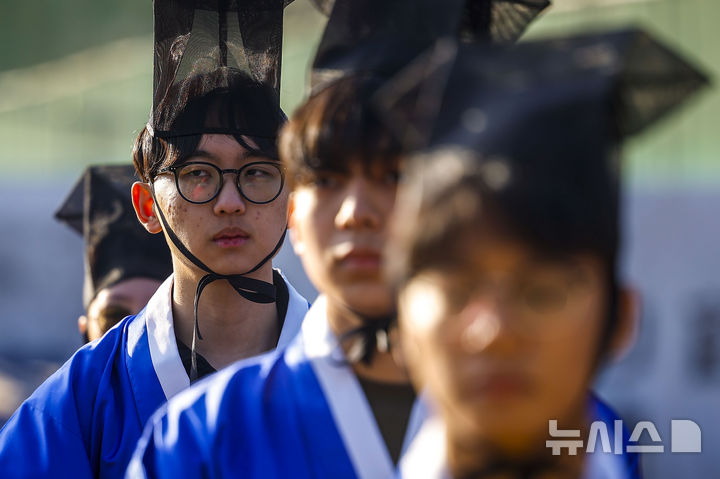 「告由礼」に臨んだ成均館大学の新入生たち　／ソウル