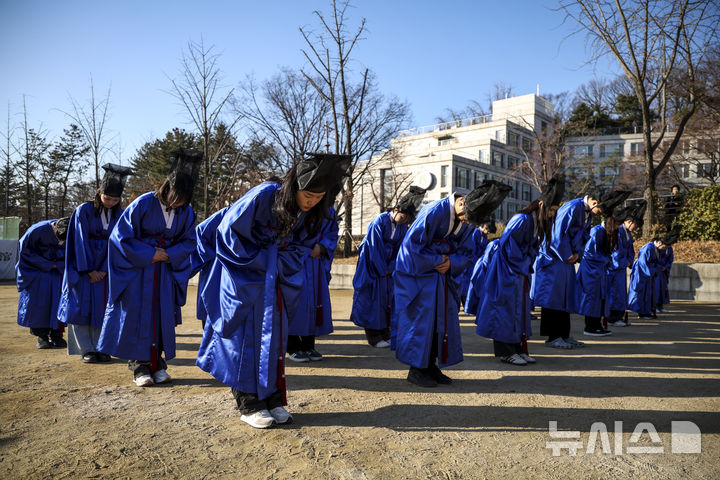 「告由礼」に臨んだ成均館大学の新入生たち　／ソウル