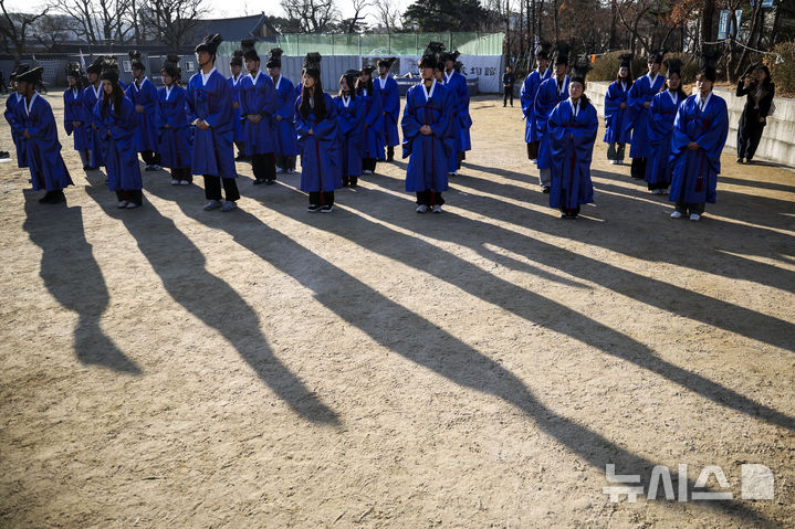 「告由礼」に臨んだ成均館大学の新入生たち　／ソウル