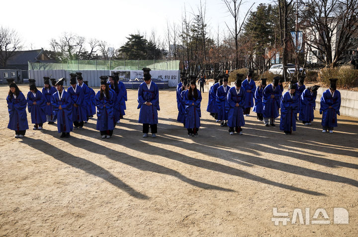 「告由礼」に臨んだ成均館大学の新入生たち　／ソウル