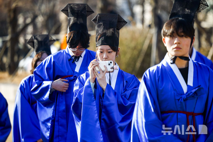 「告由礼」に臨んだ成均館大学の新入生たち　／ソウル