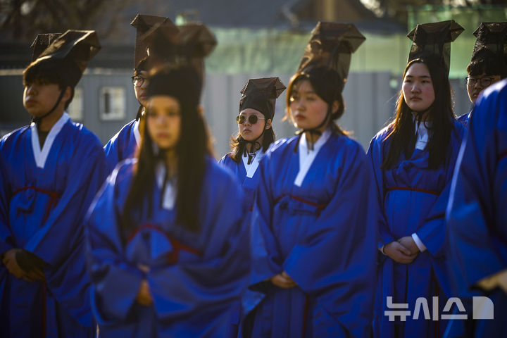 「告由礼」に臨んだ成均館大学の新入生たち　／ソウル